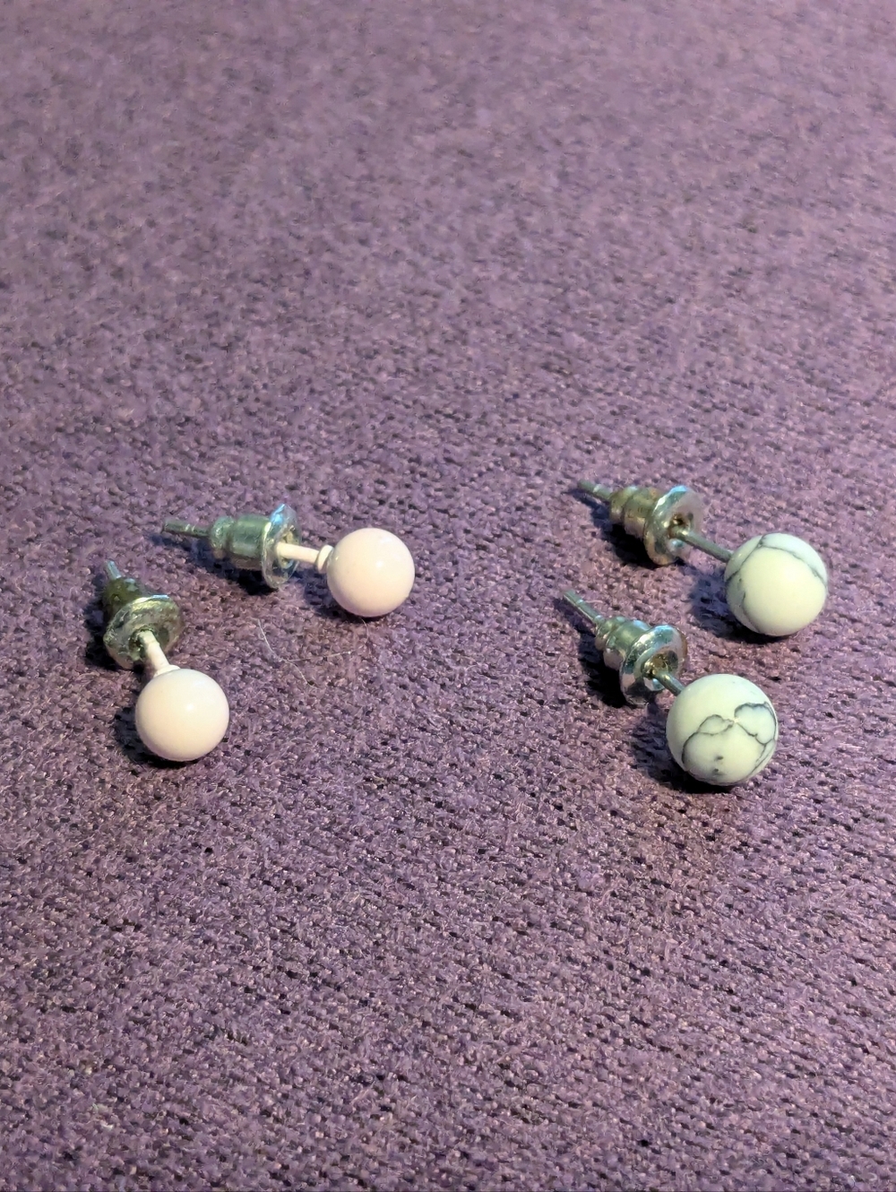 Set of Round Stud Earrings in Pink and Marbled White